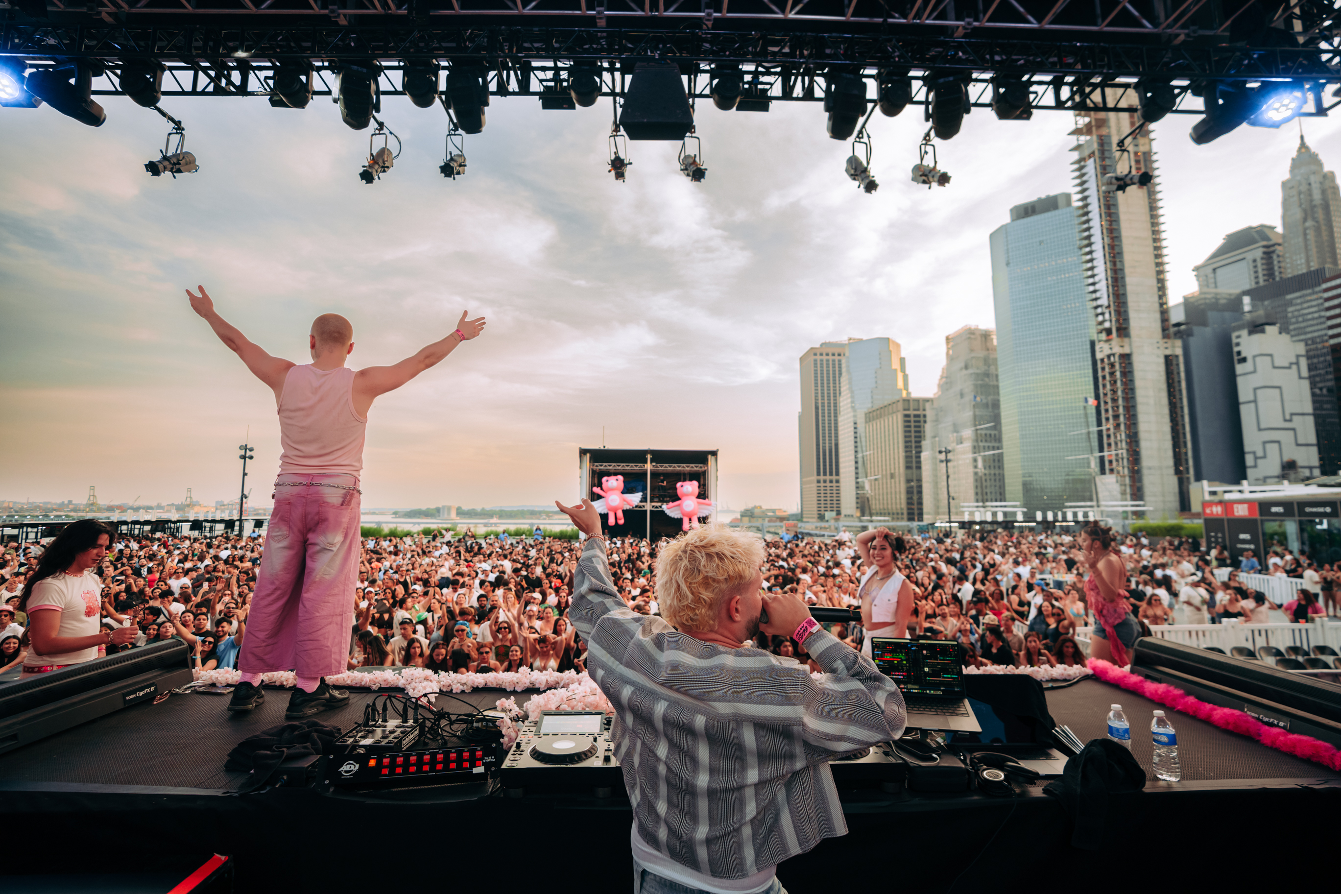 Bresh DJ y artista frente a multitud al atardecer